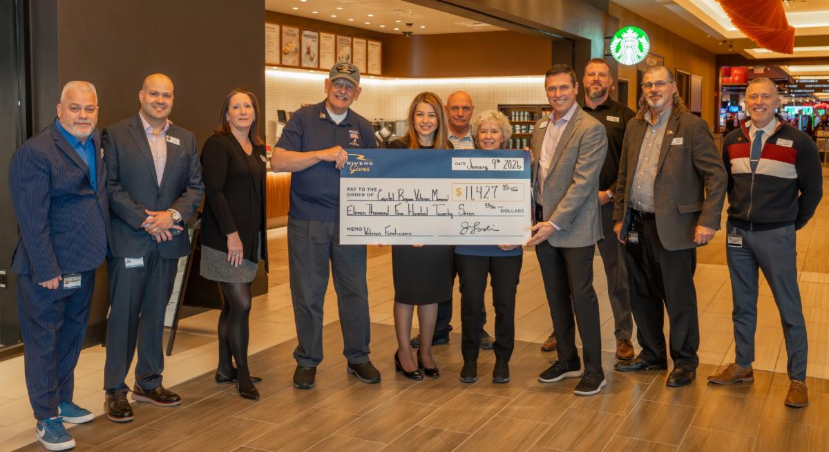 Rivers Casino & Resort Schenectady มอบเงินบริจาค 11,427 ดอลลาร์สหรัฐให้กับอนุสาวรีย์วีรบุรุษท้องถิ่น