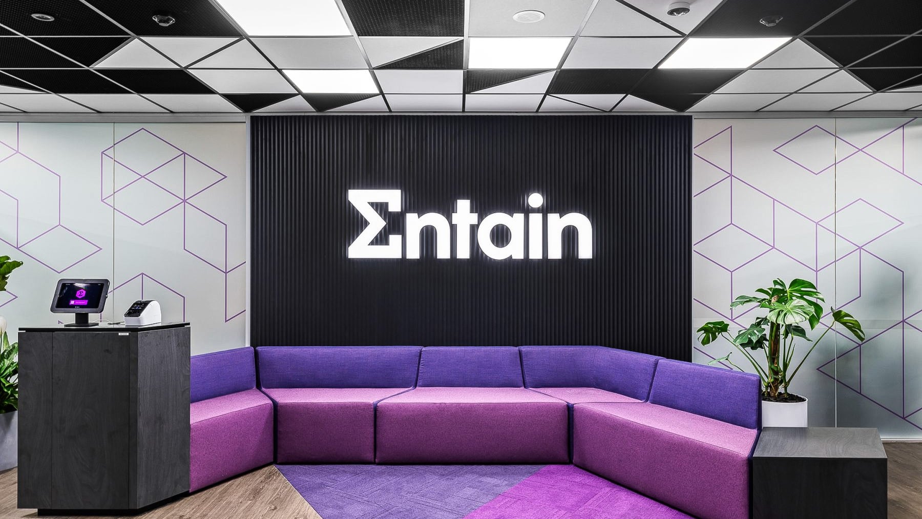 Entain รายงานขาดทุน 905 ล้านดอลลาร์ในปี 2025 ท่ามกลางการขึ้นภาษีการพนันออนไลน์ในสหราชอาณาจักร